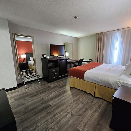 Quality Inn & Suites 5585 Ambler Drive Mississauga Ontario Exterior photo
