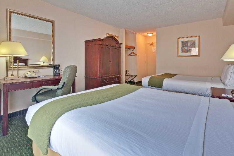 Quality Inn & Suites 5585 Ambler Drive Mississauga Ontario Exterior photo