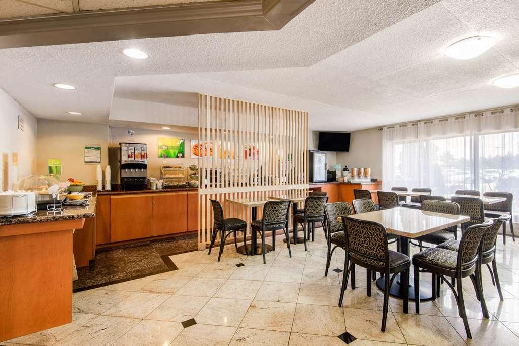 Quality Inn & Suites 5585 Ambler Drive Mississauga Ontario Restaurant photo