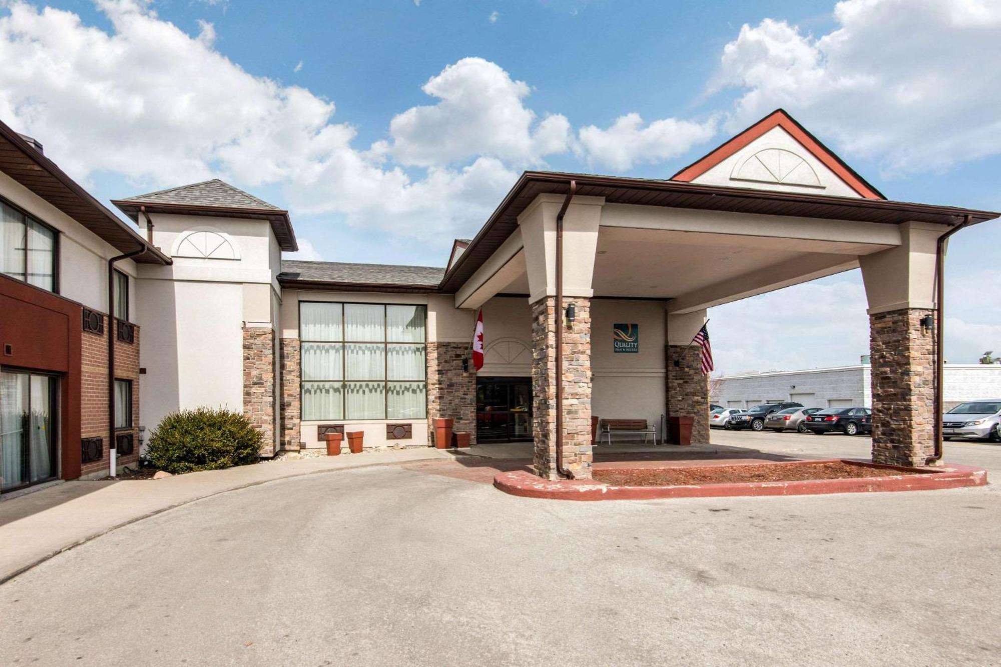 Quality Inn & Suites 5585 Ambler Drive Mississauga Ontario Exterior photo