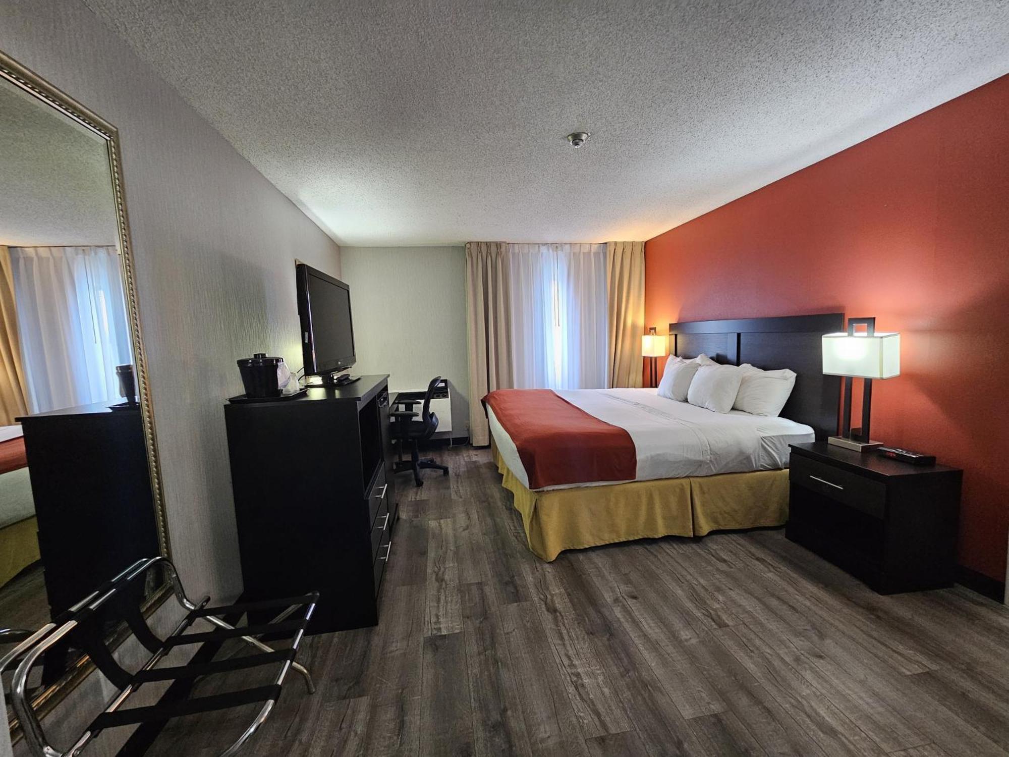 Quality Inn & Suites 5585 Ambler Drive Mississauga Ontario Exterior photo