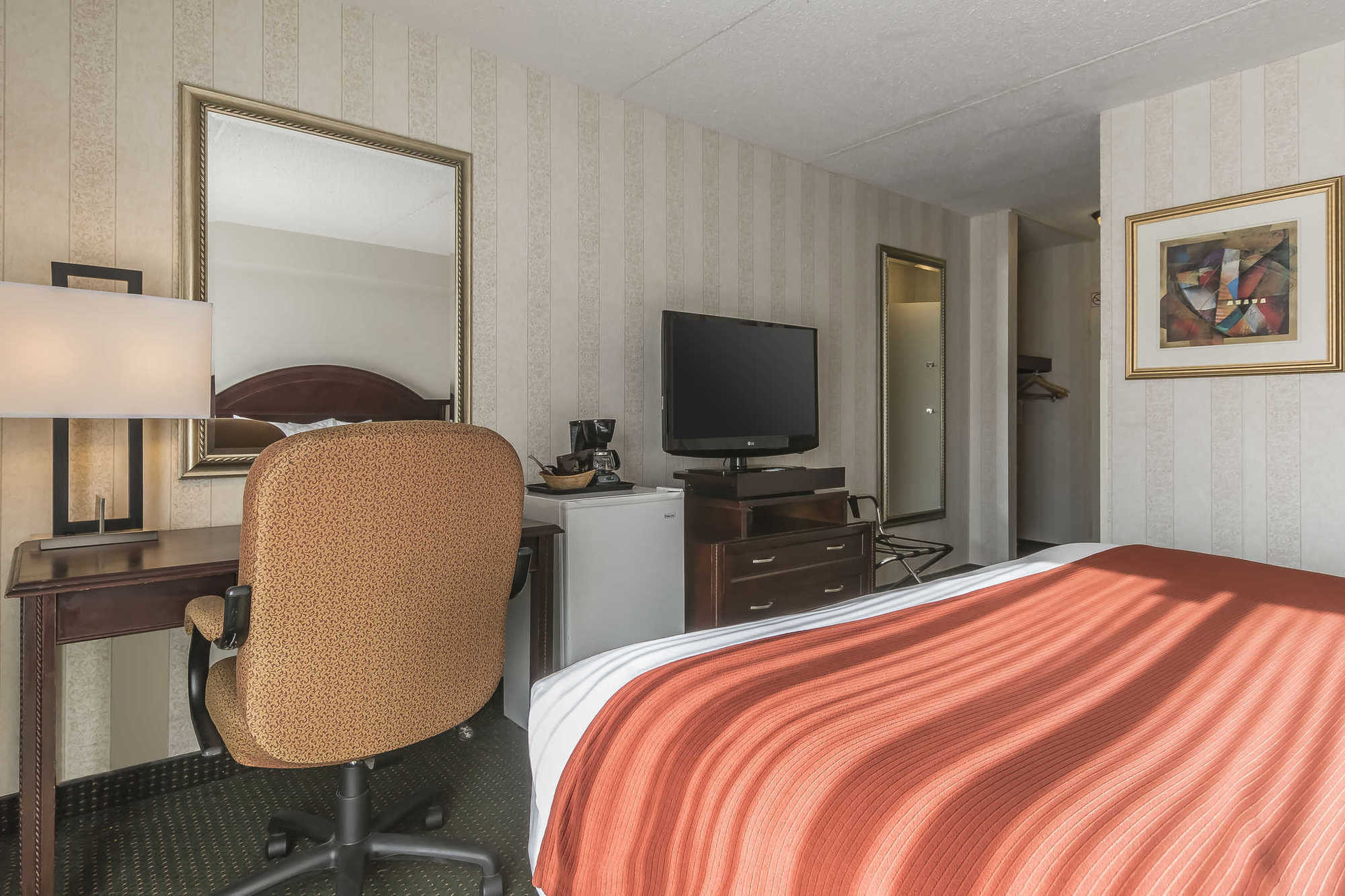 Quality Inn & Suites 5585 Ambler Drive Mississauga Ontario Room photo