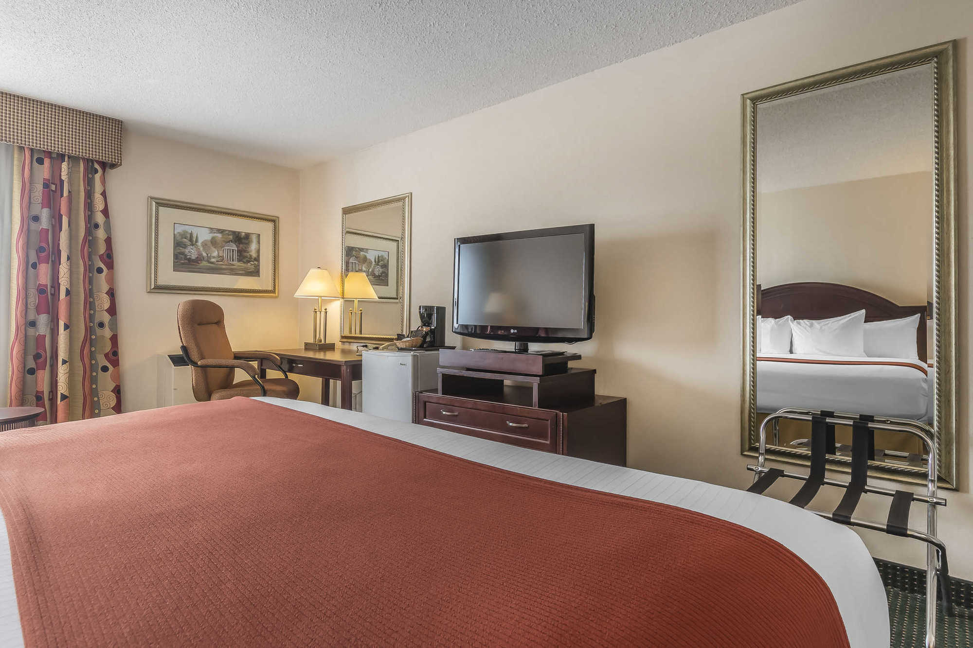 Quality Inn & Suites 5585 Ambler Drive Mississauga Ontario Room photo