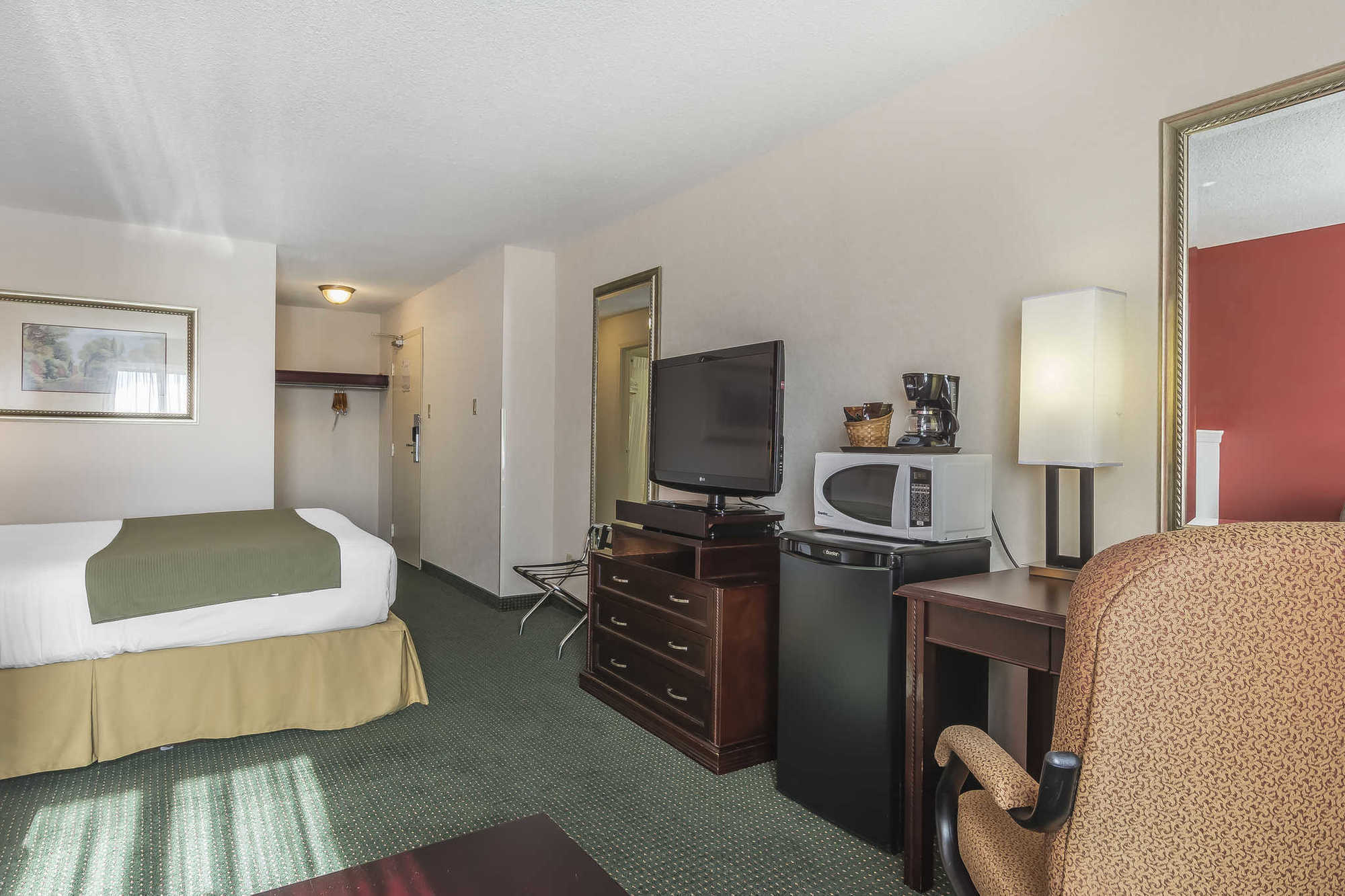 Quality Inn & Suites 5585 Ambler Drive Mississauga Ontario Room photo