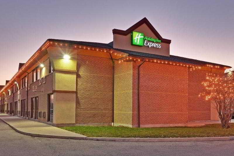 Quality Inn & Suites 5585 Ambler Drive Mississauga Ontario Exterior photo