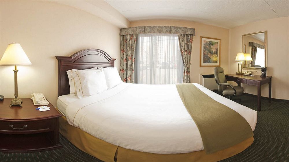 Quality Inn & Suites 5585 Ambler Drive Mississauga Ontario Exterior photo